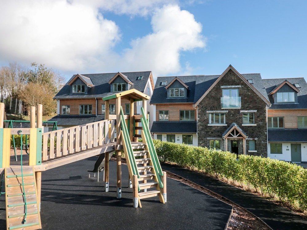 4 Court Terrace, Hillfield Village