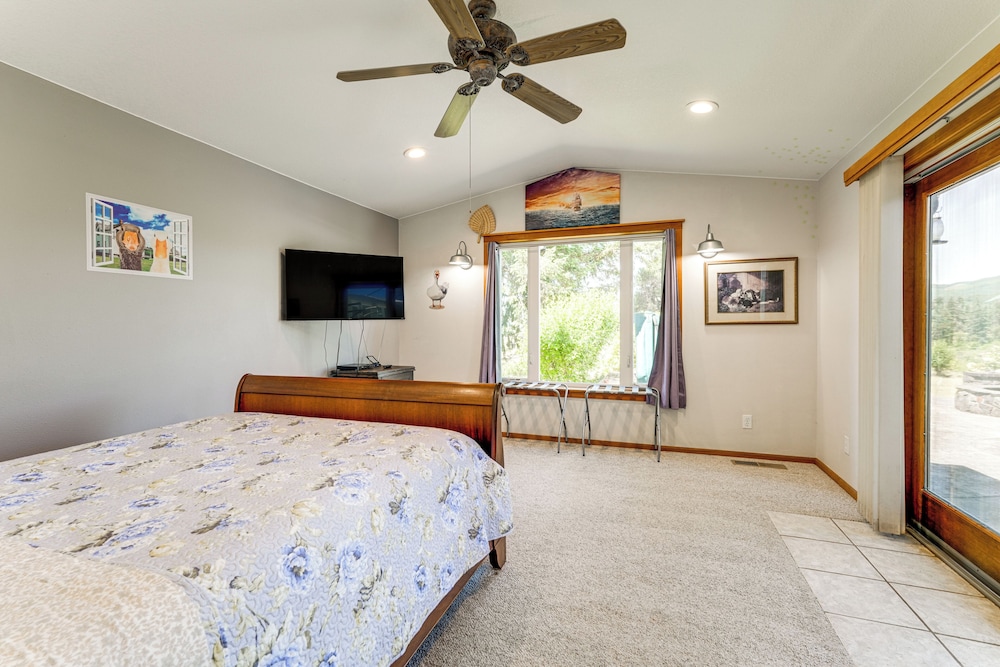Oregon Farmhouse Hideaway on 53 Acres