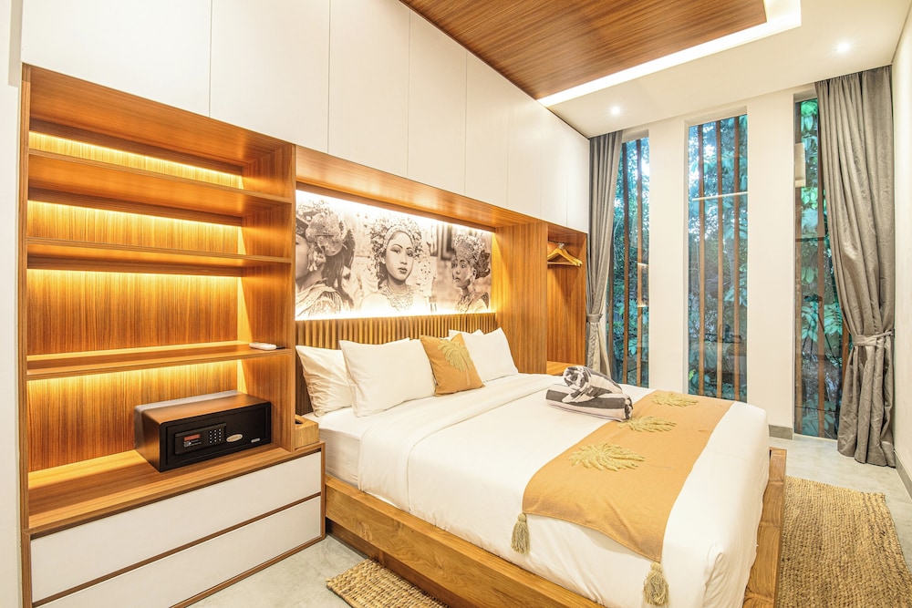 Enchanting 5BR Canggu Villa Moments to Sea