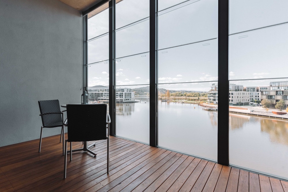 Stunning 1-bed Above Foreshore With Water Views