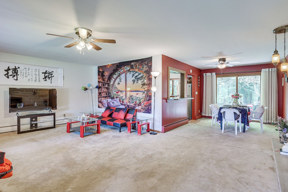 Pet-friendly Grove City Home w/ Lake on 19 Acres!