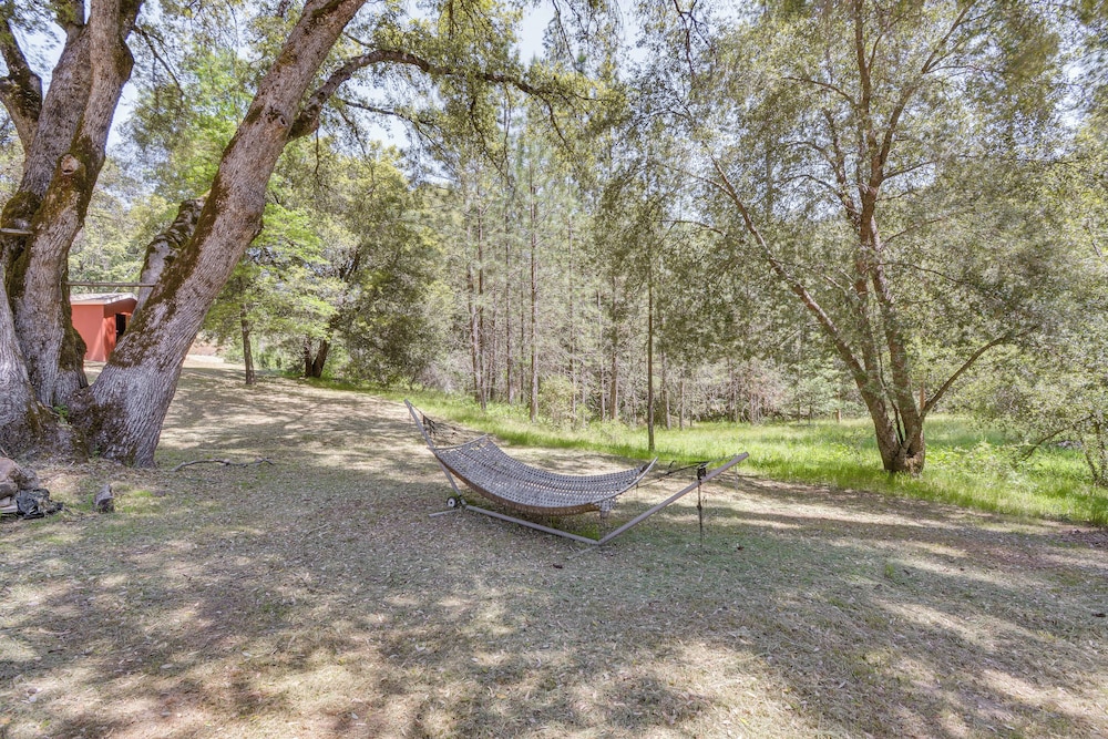 Hike, Boat & More: Cabin w/ Hot Tub in Ahwahnee!