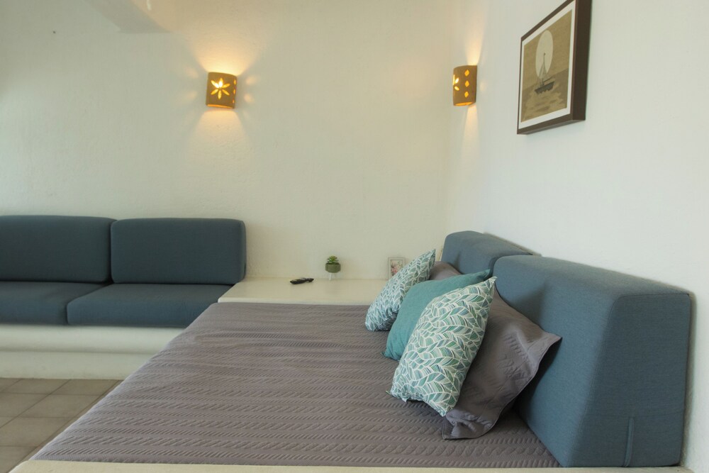 Apt. with Jacuzzi Ixt. Zihuatanejo 3 BR