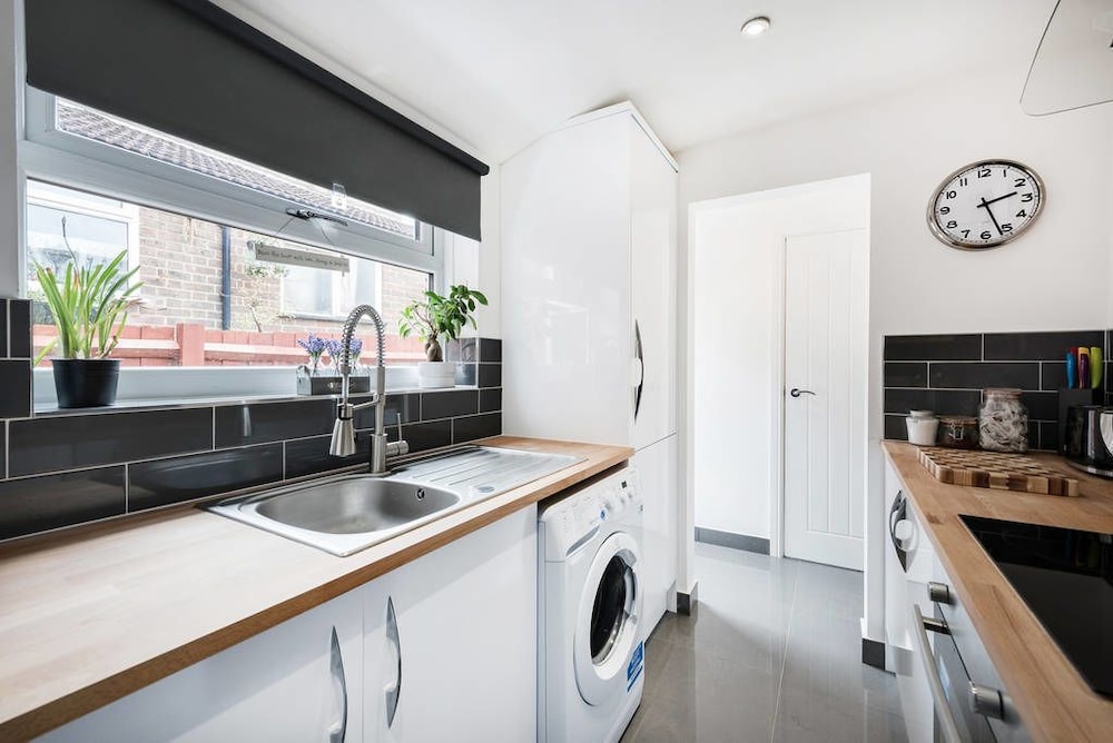 Cambridge House Luton - Inhabit Short Stays