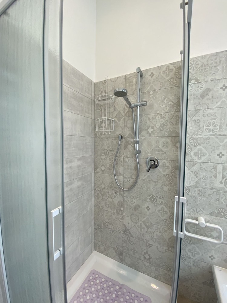 5 bed Places With Parking Space - Ross2s-rif Ross2s