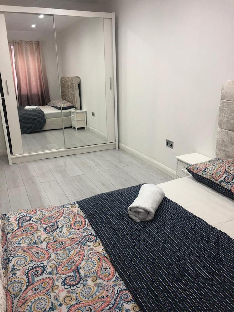 Immaculate 2-bed House in High Wycombe Hp14 view 5