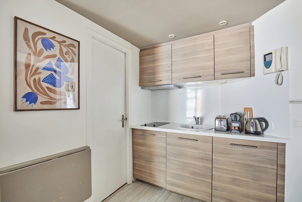 22 m2 Studio Located on the 6th Floor With Elevator: - 1 Bedroom With 140 cm Double bed - Television, Wifi - Equipped Kitchen - 1 Bathroom With Shower and 