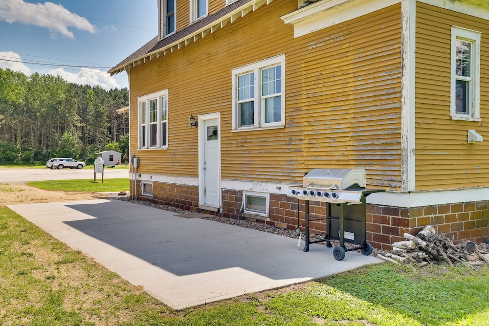 Gas Grill & Porch: Rural Hixton Vacation Home!
