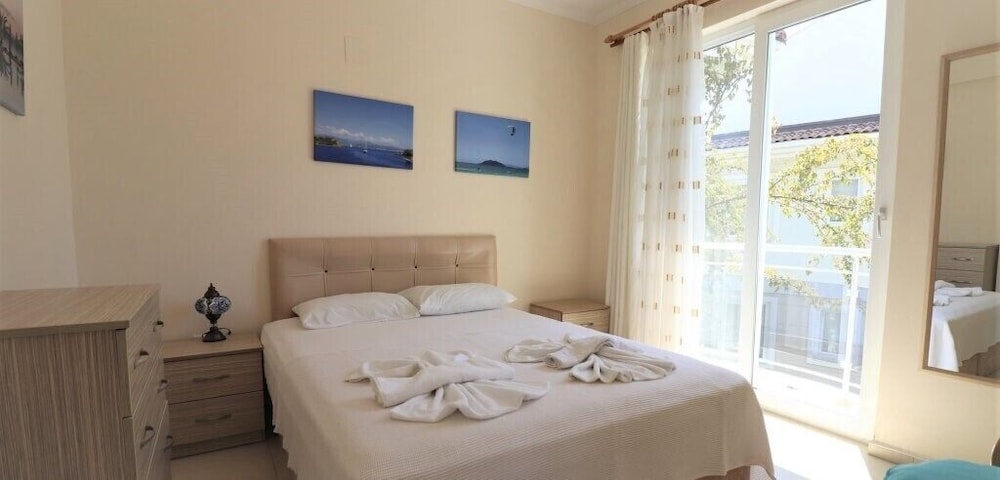 Villa BGA4 by JoyLettings view 2