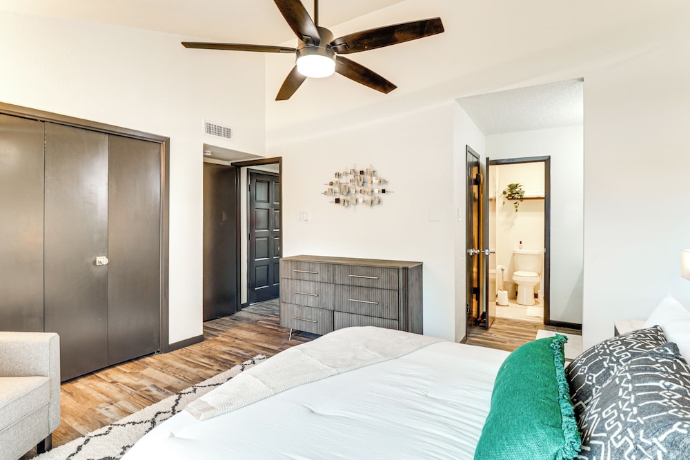5 Mi to At&t Stadium: Townhome w/ Community Pools!