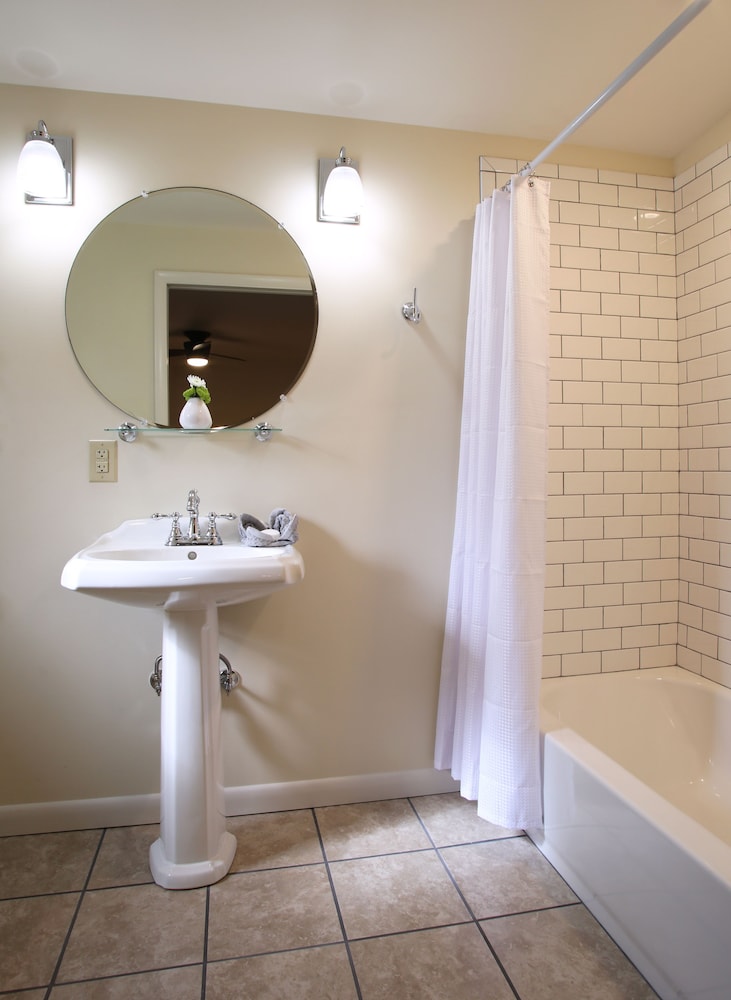 Eureka Springs Vacations - Tower House Inn - Property Image 11