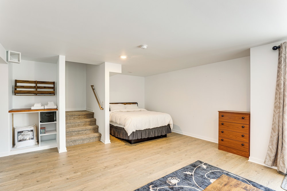 10 Mi to Dtwn Madison: Home w/ Large Yard!
