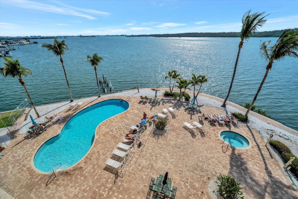 Sunlit Bayview Suite Balcony Pool Hot Tub