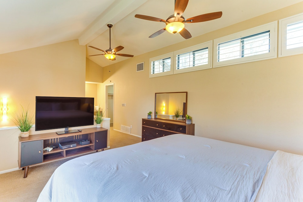 Resort-style Palm Springs Townhome w/ Pool Access