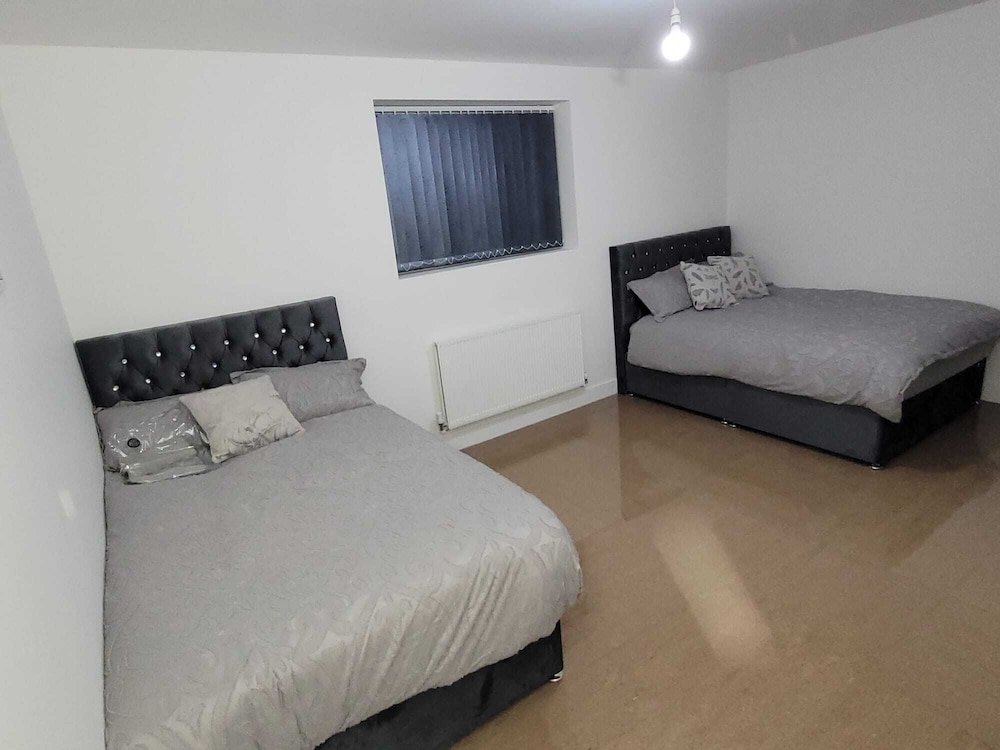 Stunning 2-bed Apartment in Manchester Built 2023 view 5