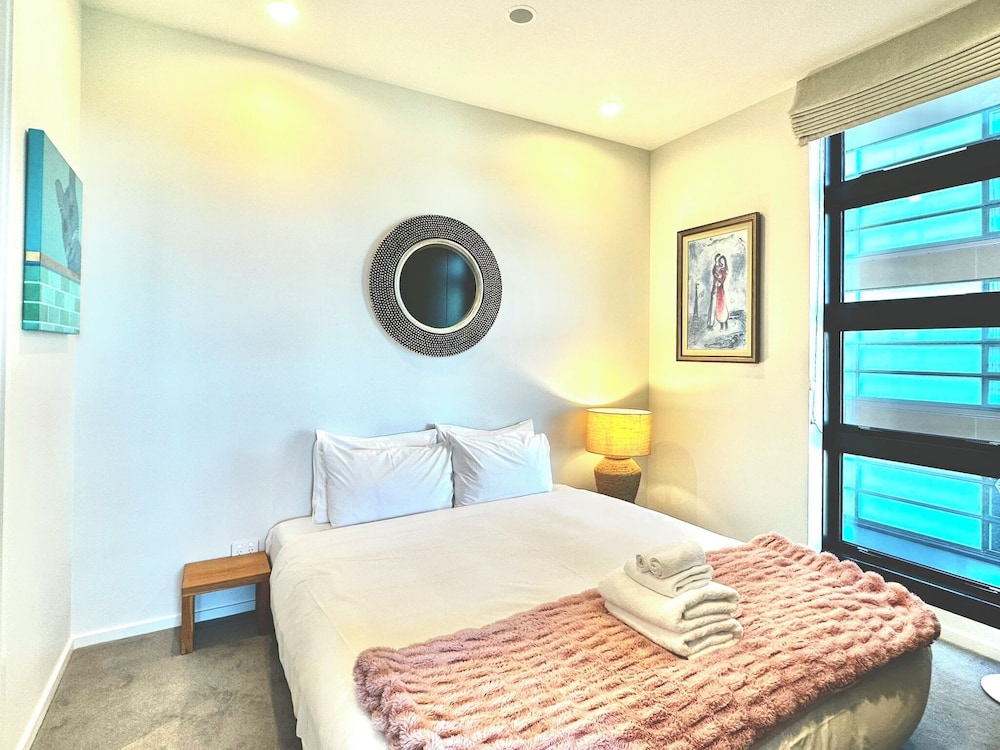 1BR with Balcony Close to Ferry by Zodiak Stays