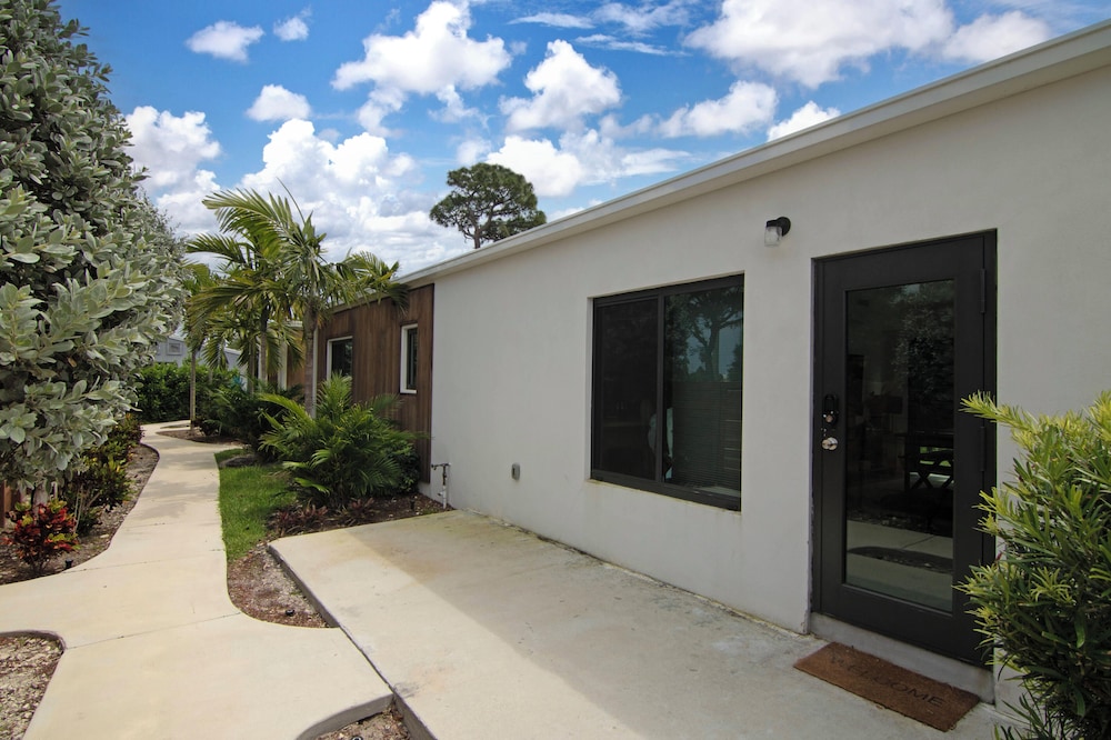 5BR Sleeps 14 w/ In-law Suite & Bbq!