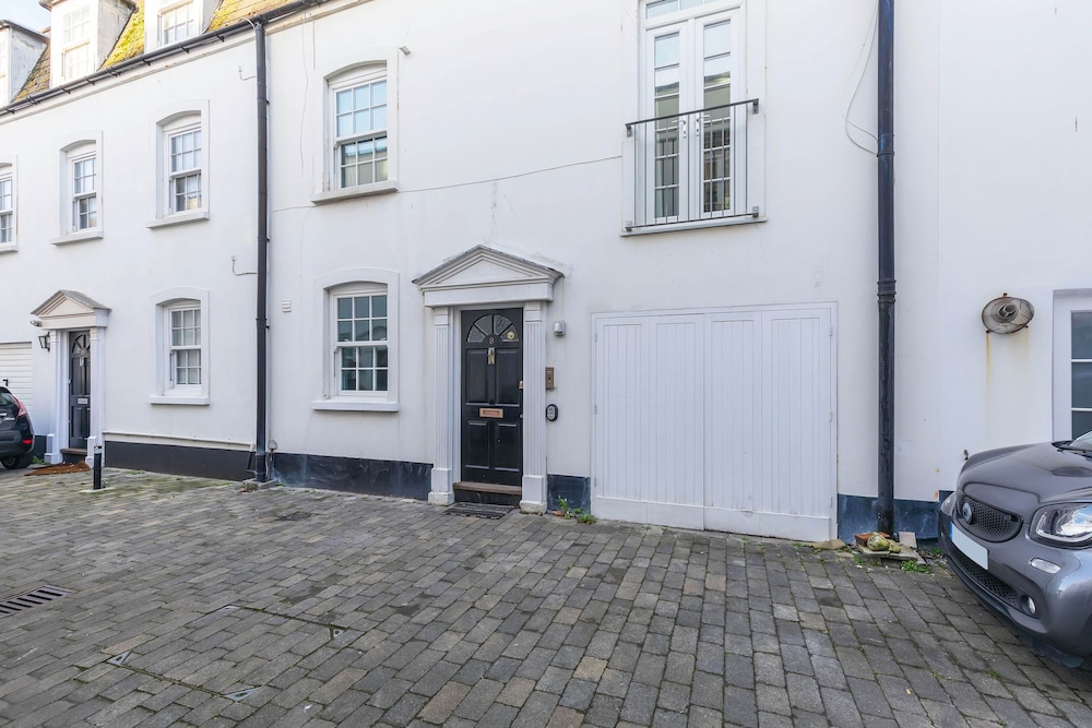 Pebble Mews House | By My Getaways | Parking for one small car