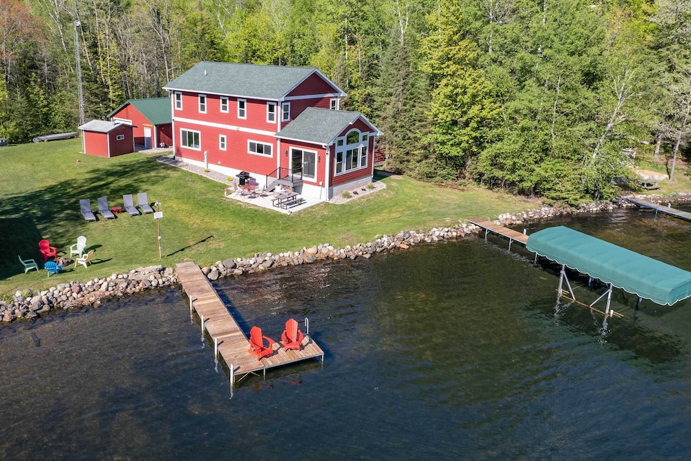 Spacious Lakeside Family Home on Big Bearskin Lake view 3