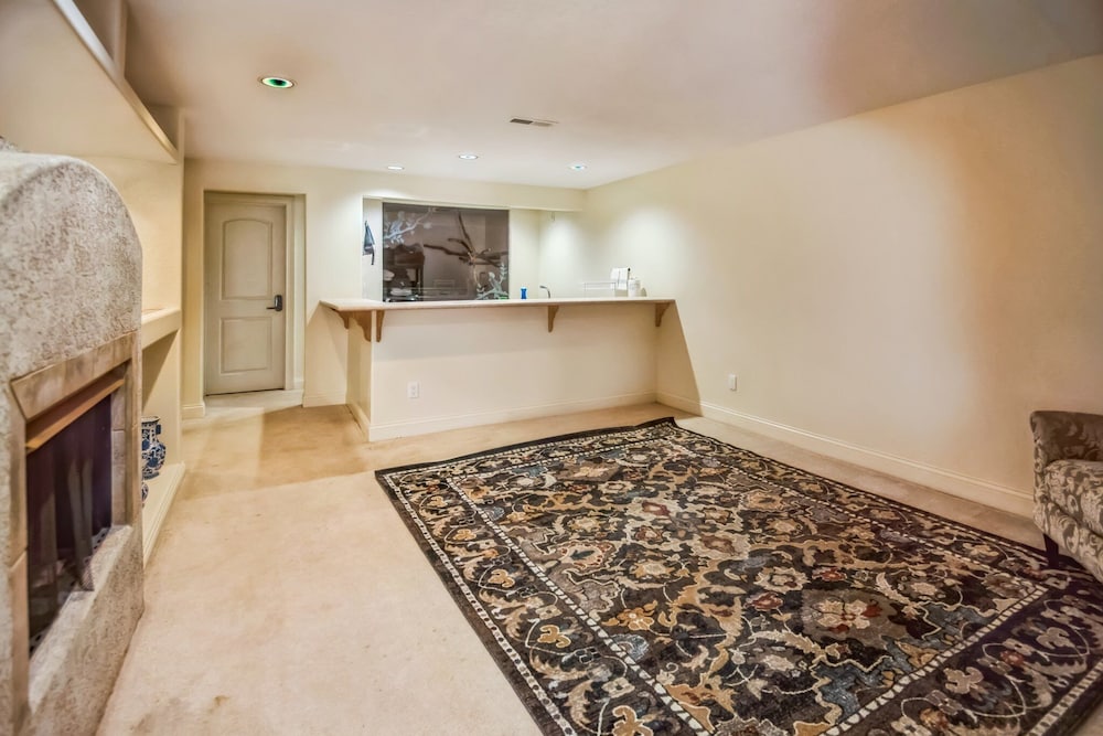 Luxury Villa with Mini Pool, Fireplaces & Scenic Views