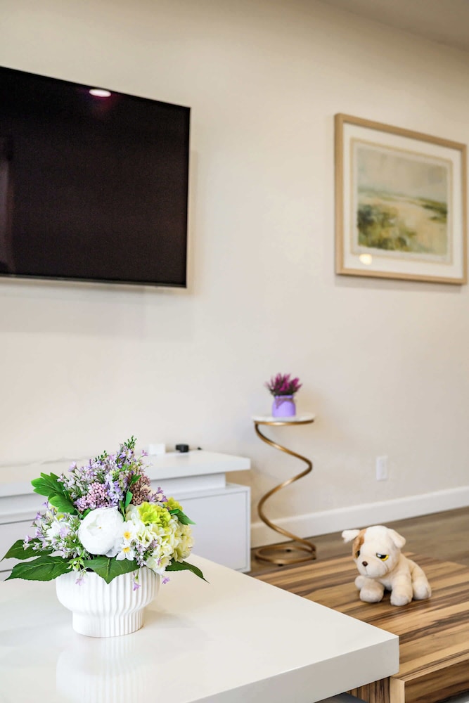 Modern Cozy Retreat Stylish Stay With Patio & Parking