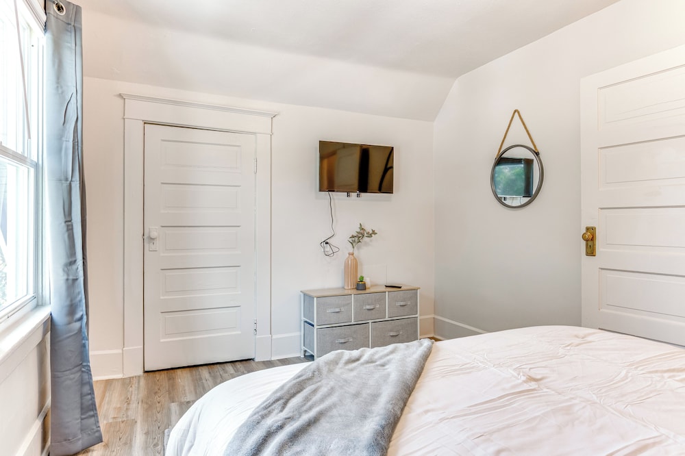 3 Mi to Dtwn Indy: Pet-friendly Home w/ Backyard!