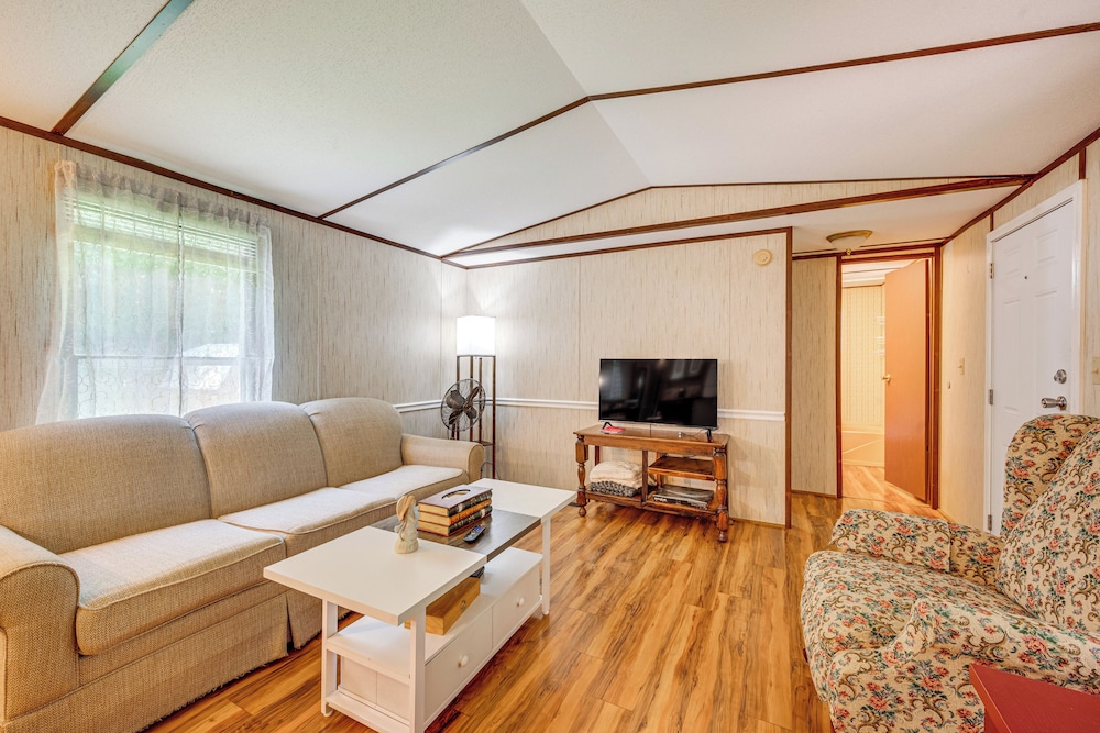 3 Mi to Badin Lake: Quiet New London Retreat