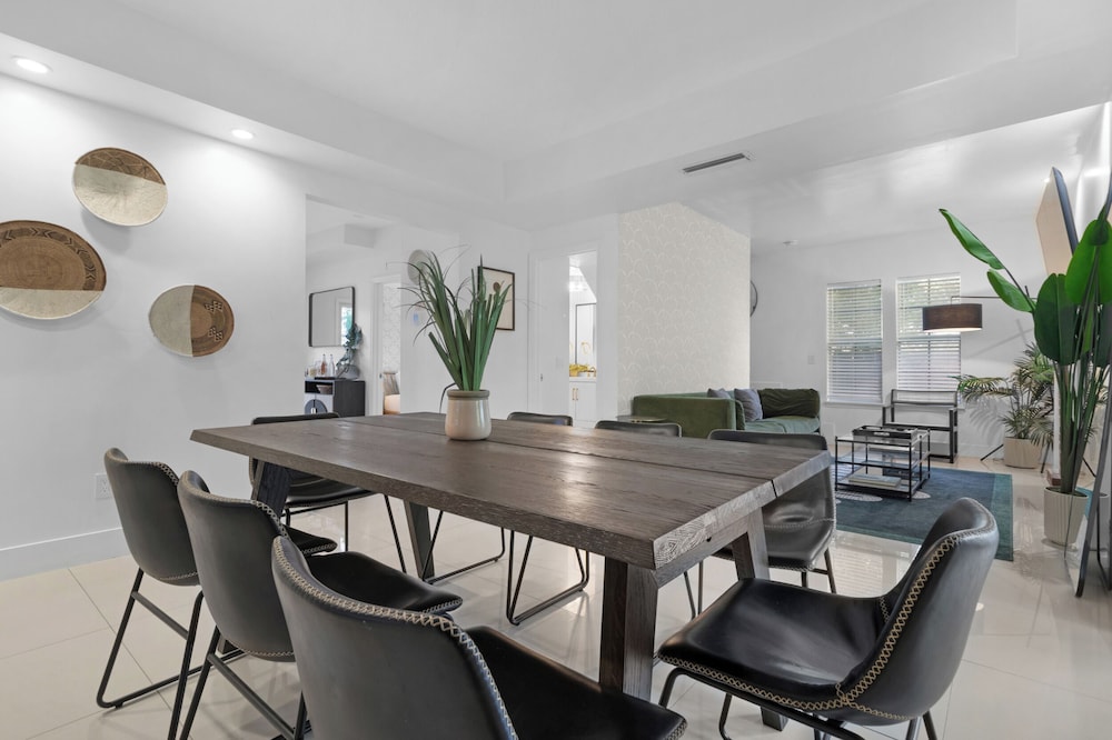 7BD Downtown Oasis Pool