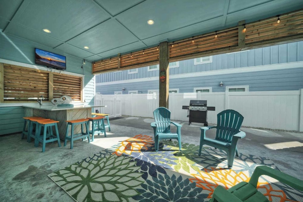Sleeps 21, 2 Homes 2 Private Pools, Fire Pit, Swing Bar Walk to the Beach