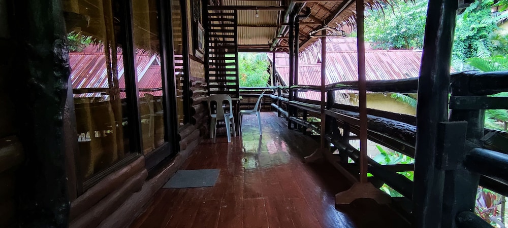 Novie's Tourist Inn