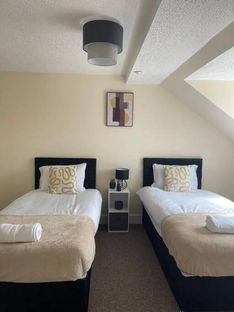 Central top Floor 2-bed Apartment in Swindon view 2