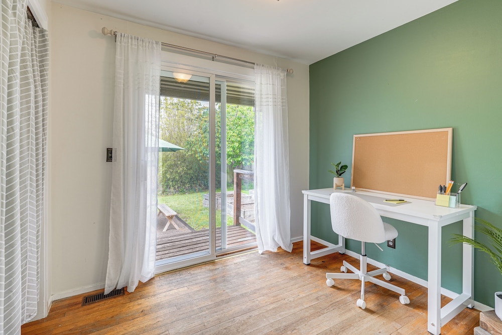 1 Mi to UO Campus - Family Home w/ Pool Table!