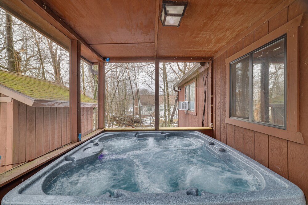 Pet-friendly Branson West Lodge w/ Hot Tub!