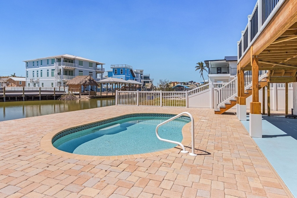 920 Bay Breeze Bungalow: Stunning Bay View Home W/ Heated Pool! 2 Bedroom Home