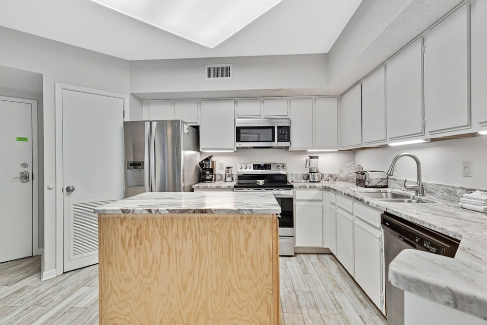 Windward Pointe 804- Sleeps 10 Beachfront Resort Amenities view 3