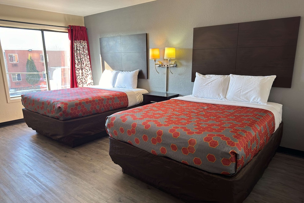 Econo Lodge - Property Image 33