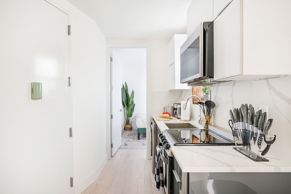 48-3fe 2BR Prime Midtown West