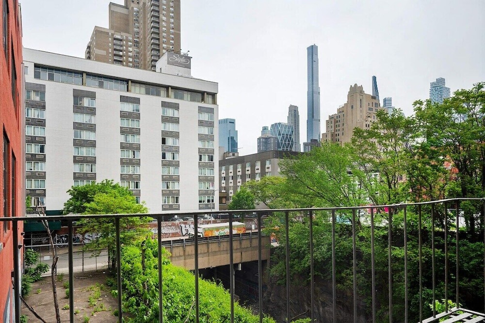 48 Midtown West Apt
