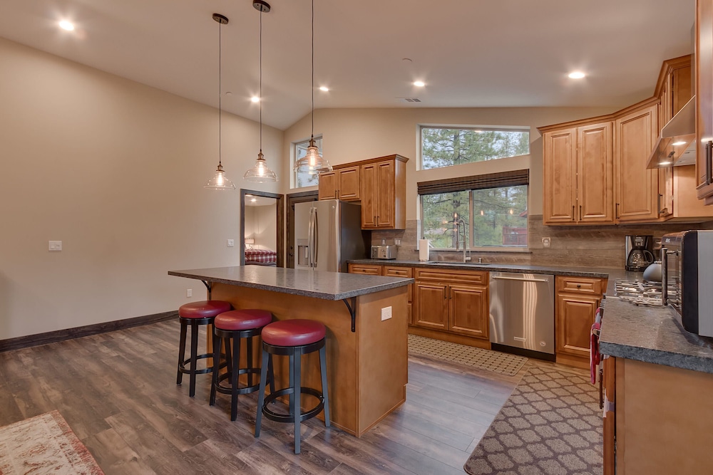 Silver Pines - Ski or Summer 30+ day Home