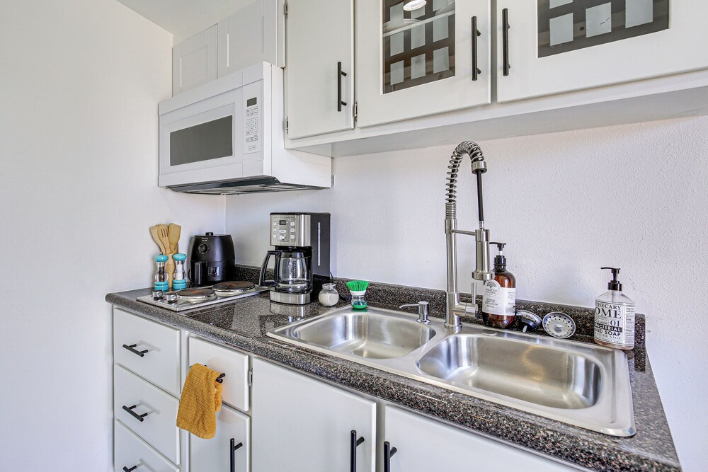 3 Mi to Coachella: Quaint Studio w/ Shared Yard!
