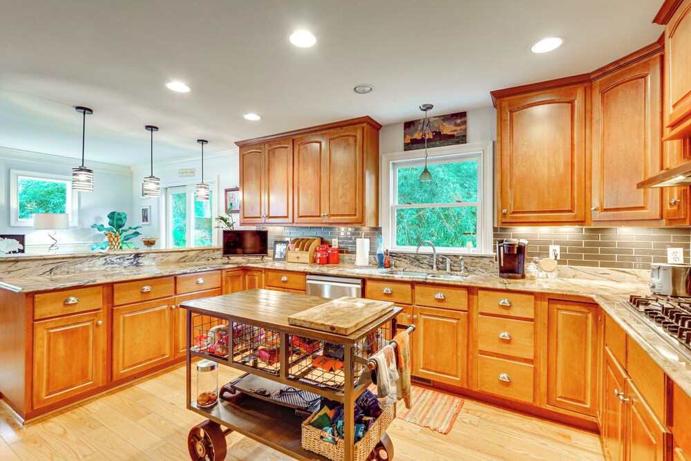 Walk to Beach: Gem w/ Pool & Spa in Isle of Palms!