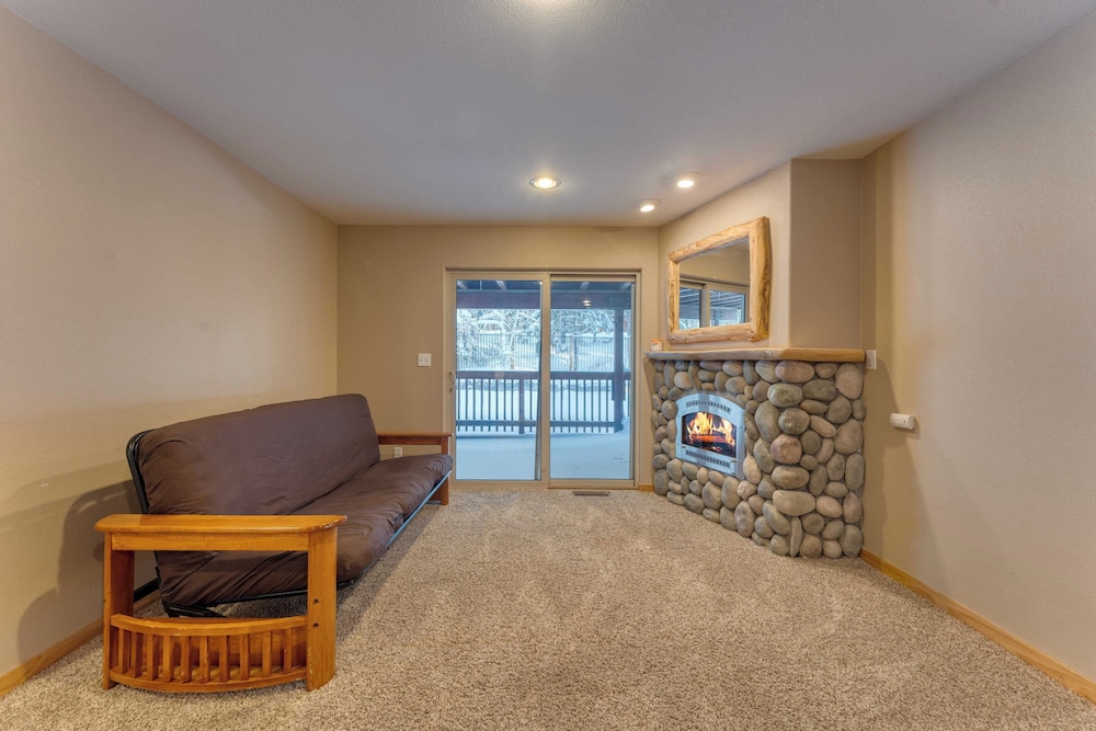 Cherry Hills Spacious Tahoe Cabin With Deck, Fireplace & Open Interiors