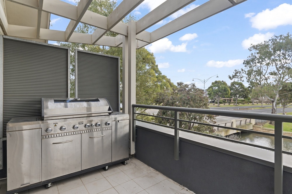 Lakeside 3-bed Family Home With Amazing Views