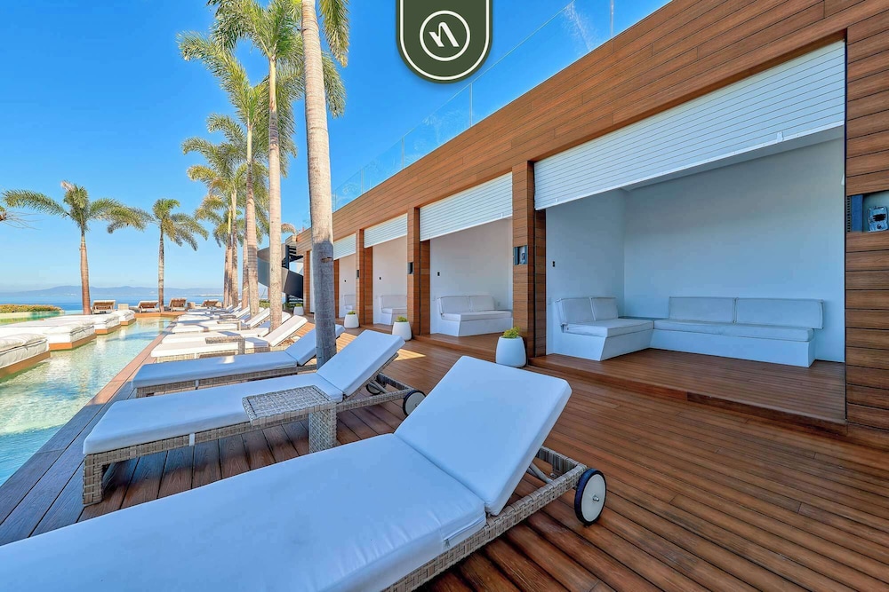 Condo With Balcony - Rooftop Pool With Ocean View