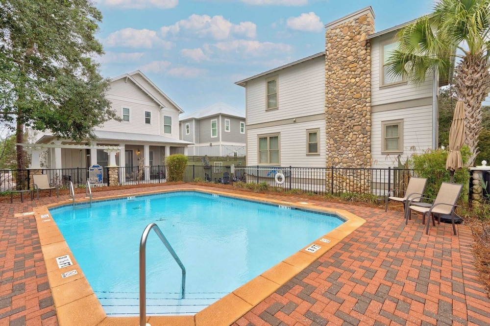 5 Mins to Beach, Shared Pool, Covered Deck, Bikes Heron Cottage by Avantstay