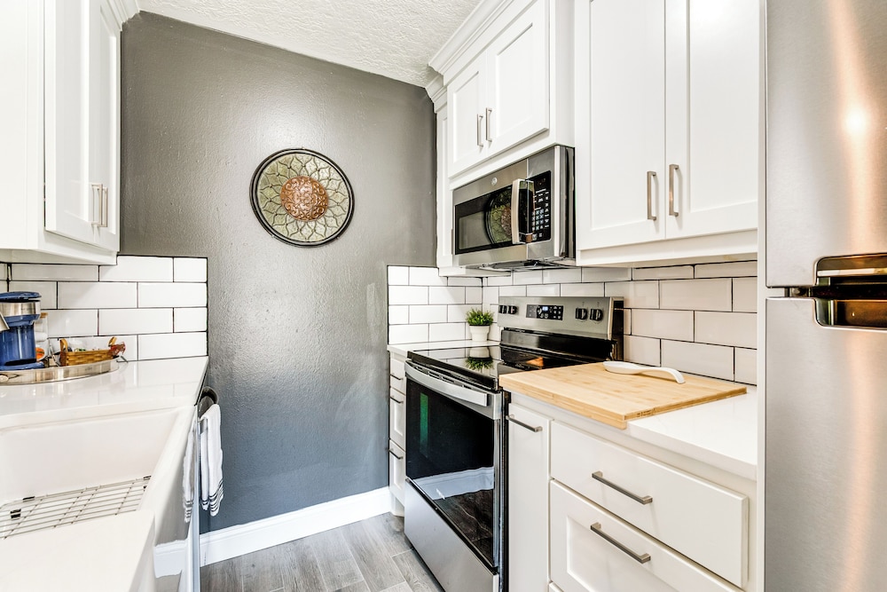 2 Mi to Texas A&m: Pet-friendly Duplex w/ Yard!