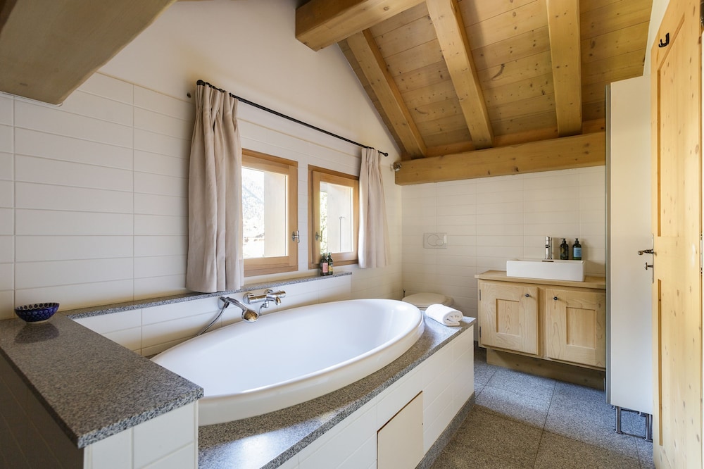 Chalet Les Tissourds 4 Central hot tub