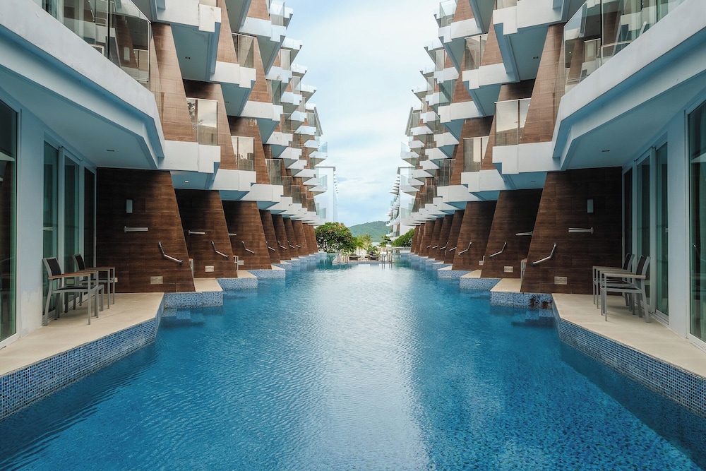 Ocean Breeze1BR Steps from the Sea C244