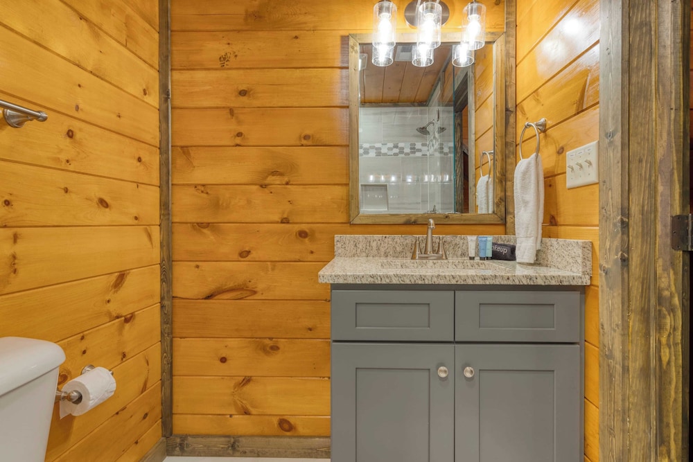 Indoor Pool, Theater, Hot Tub & Mountain Views Near Dollywood Crimson Crest by Avantstay