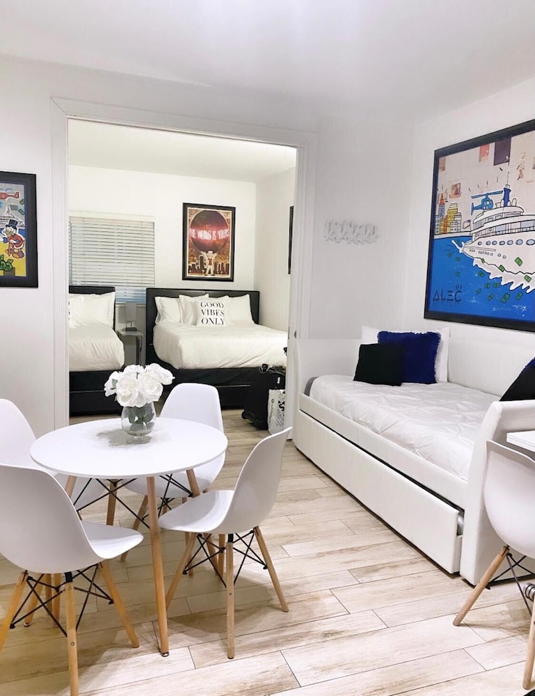 BEST DEAL! 2BR Modern Beachfront Ocean Drive WiFi
